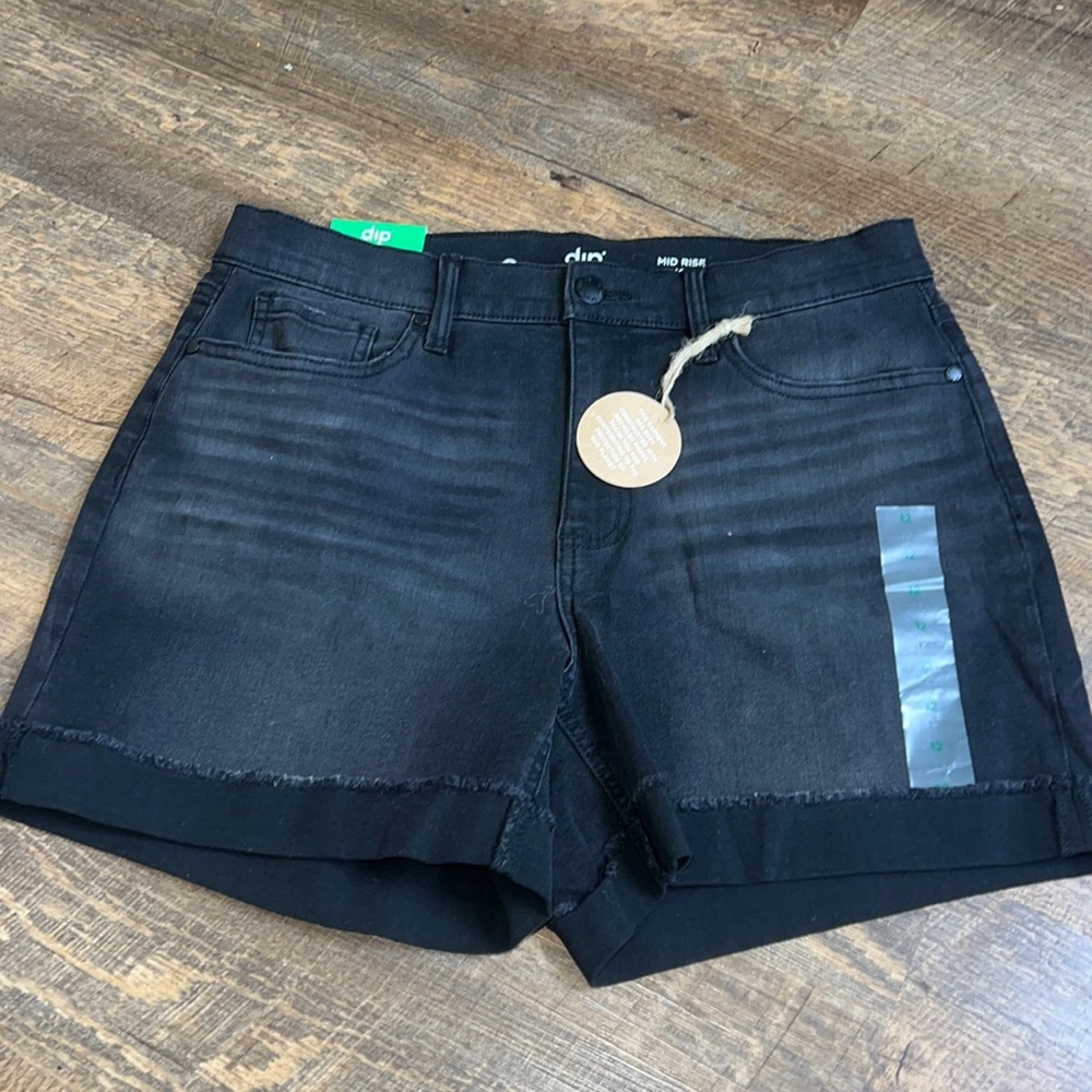 NWT MID RISE BLACK SHORTS SIZE 12